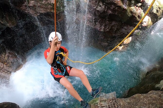 Canyoning in the water - Kourtaliotiko Gorge - Safety briefing and gear: the guides make it click