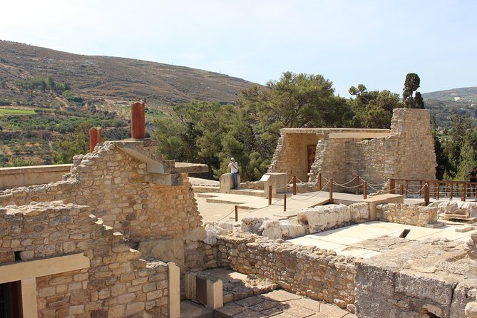 Crete Minoan Discovery Tour with Knossos Palace, Heraklion, and Live Dance Show - Value for $101.41: guide + transport + snack + two major experiences
