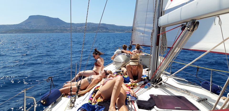 From Chania: Fully Private Sailing Cruise with Meal & Drinks - Food and drinks on board: what makes the lunch feel different