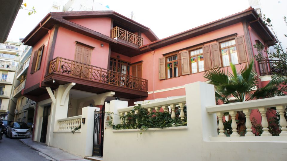 Heraklion: Family Zorba Treasure Hunt with Food Stop - Morosini Lions Fountain and the 1866 stop: landmarks that feel lived-in