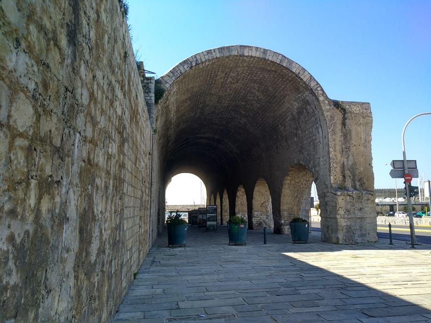 Heraklion: Sightseeing Tour with Greek Meze - Venetian Walls and Morosini Fountain: fortifications and everyday breaks