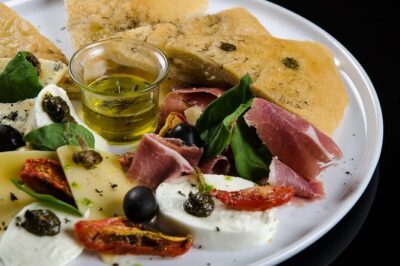 Kleanthi Olive Farm: Guided Tour with Local Delicacies Tasting - The Tasting Table: Extra Virgin Olive Oil Paired With Cretan Comfort Foods
