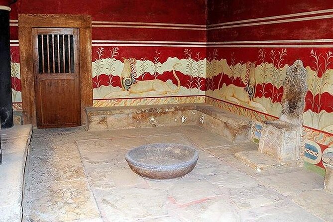 Knossos and Arch Museum of Heraklion (Guide+Transfer+Ticket) - Comfort and practical details: guides, guidesheets, and bag check