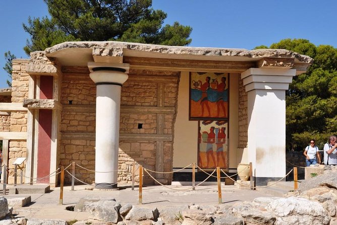 Knossos Palace guided tour - Heraklion City tour + market - Heraklion Center: Historic Streets, Shopping Time, and a Real Harbor Walk