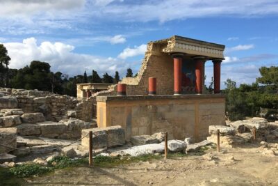 Knossos Palace Guided Walking Tour - Walking the royal residence: Throne of Minos and the House of the Frescoes