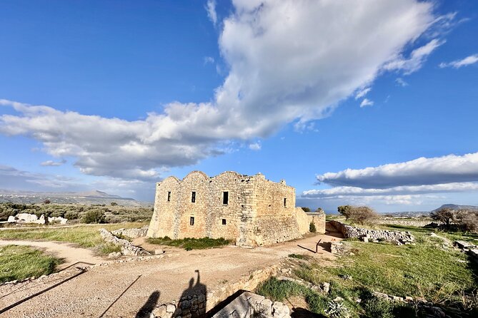 Private Tour of Knossos, Archaeological Museum & Heraklion Town - Knossos Palace: 2 Hours to See Power, Ceremony, and the Minotaur Legend