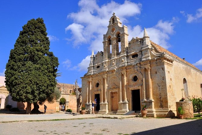 Rethymno Inland - Entering Rethymnon Old Town: alleys, atmosphere, and easy free time